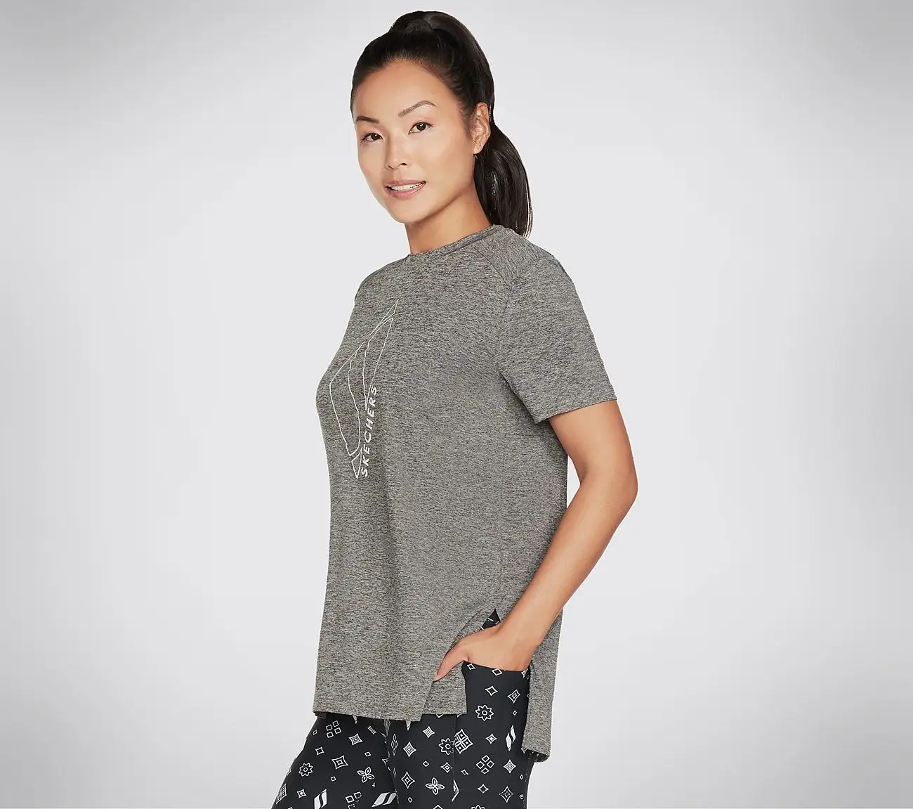 Skechers Diamond Blissful T-paita - Naisten mukava ja tyylikäs T-paita 4 Skechers Diamond Blissful T-paita - Naisten mukava ja tyylikäs T-paita - Image 2