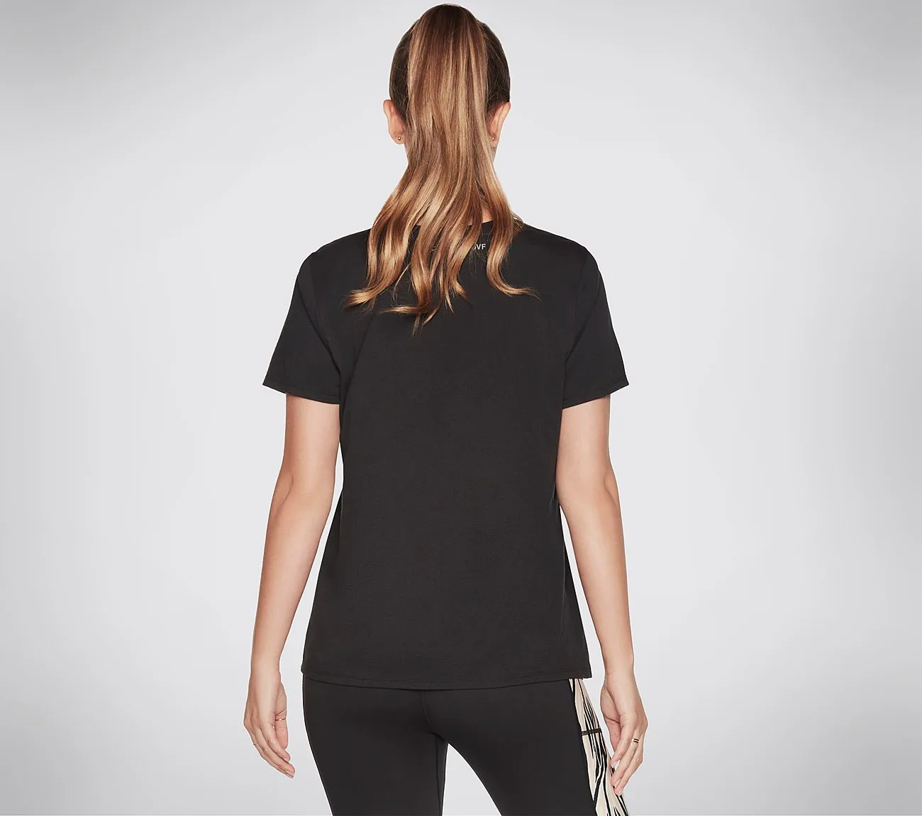 Skechers DVF: Midnight Kiss T-paita - Trendikäs naisten T-paita 4 Skechers DVF: Midnight Kiss T-paita - Trendikäs naisten T-paita - Image 2